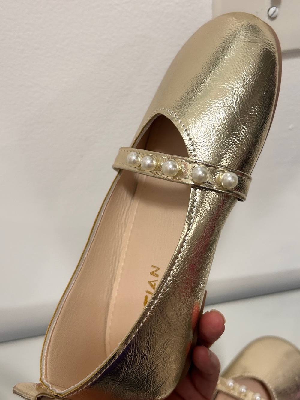 Girls Gold Pearl Mary Jane Flats EU 35 US 4 Dress Shoes - Picture 7 of 7